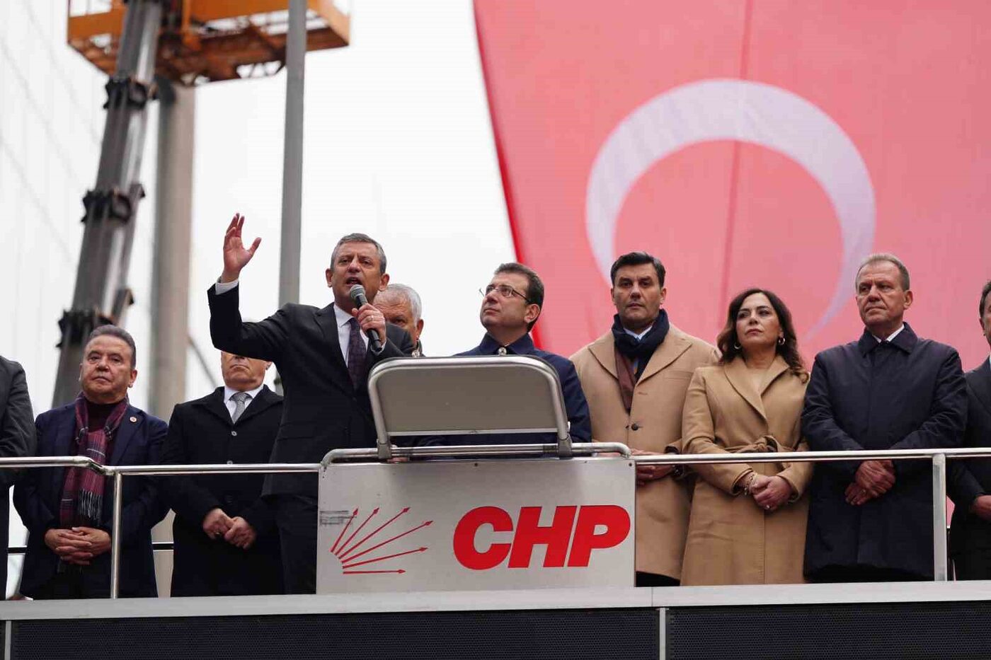 CHP Genel Başkanı Özgür Özel, Beşiktaş Belediye Başkanı Rıza Akpolat’a