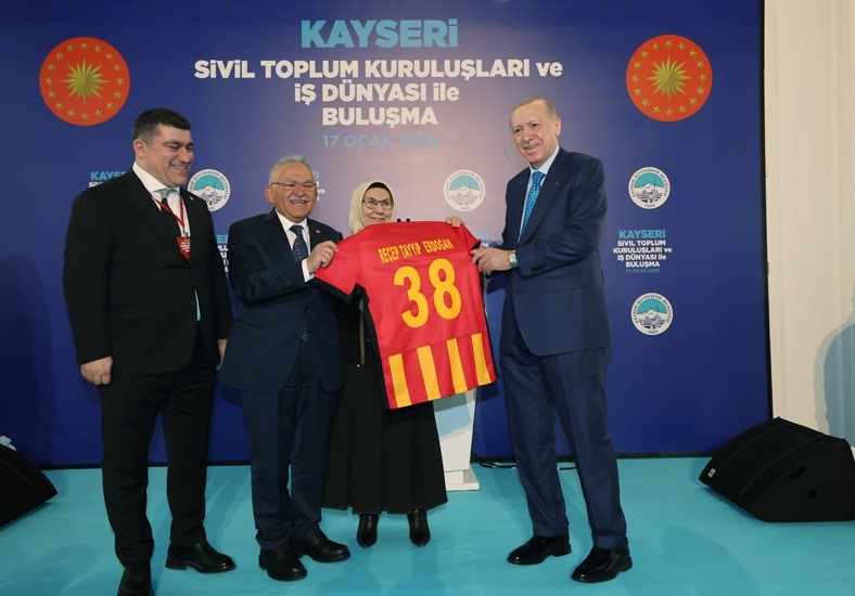 Kayserispor Başkanı Nurettin Açıkalın, Cumhurbaşkanı Recep Tayyip Erdoğan’a takımının sarı-kırmızılı