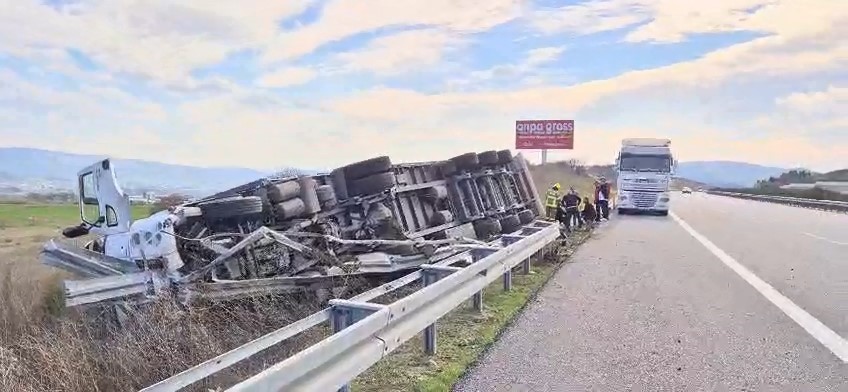 İstanbul-İzmir Otoyolu Balıklıdere mevkisinde sürücünün kontrolünden çıkan tır, yol kenarına