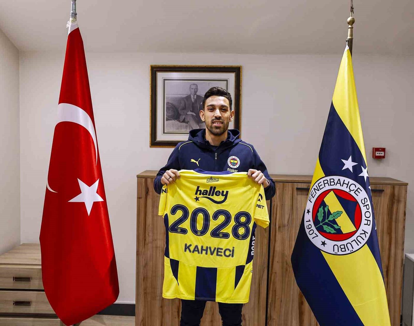 Fenerbahçe, 29 yaşındaki futbolcu İrfan Can Kahveci ile 3 yıllık