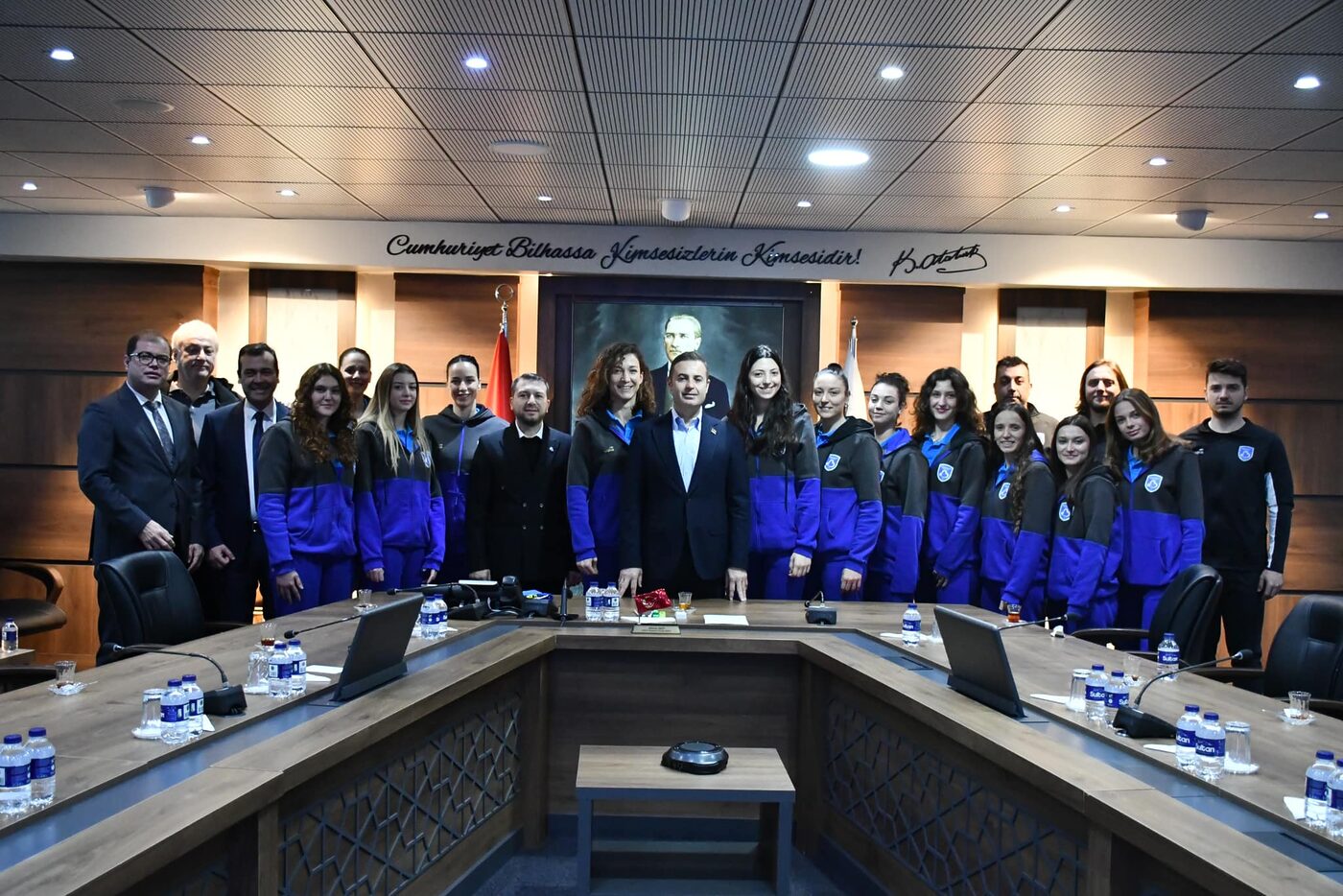 Kadın Voleybol A Takımı, Balıkesir Büyükşehir Belediye Başkanı Ahmet Akın’ı