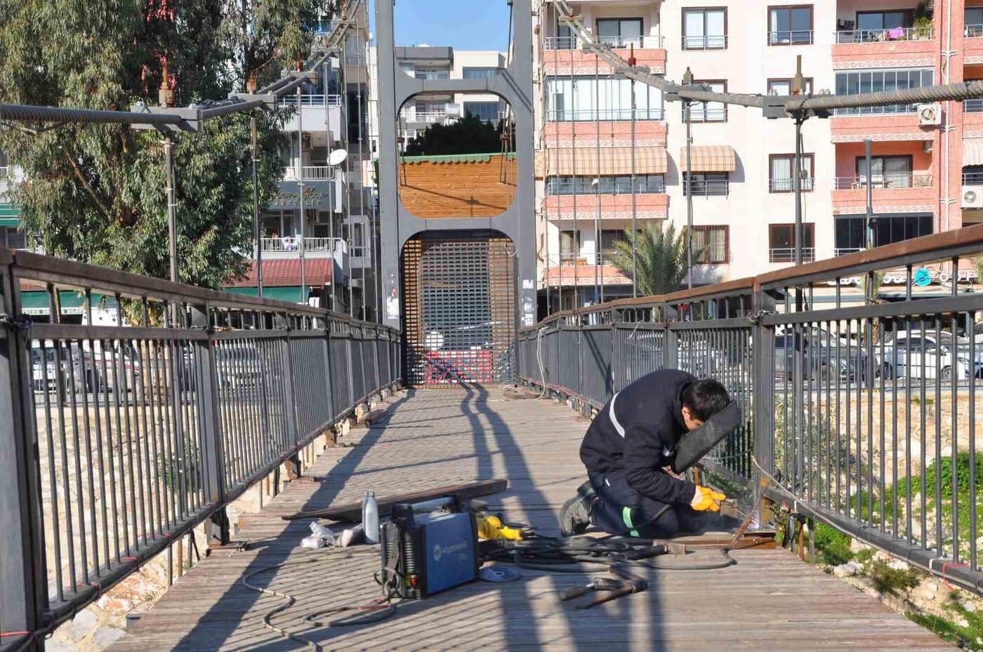 Mersin’in Silifke ilçesinde yaya trafiğinin yoğun olarak kullanıldığı Göksu Nehri