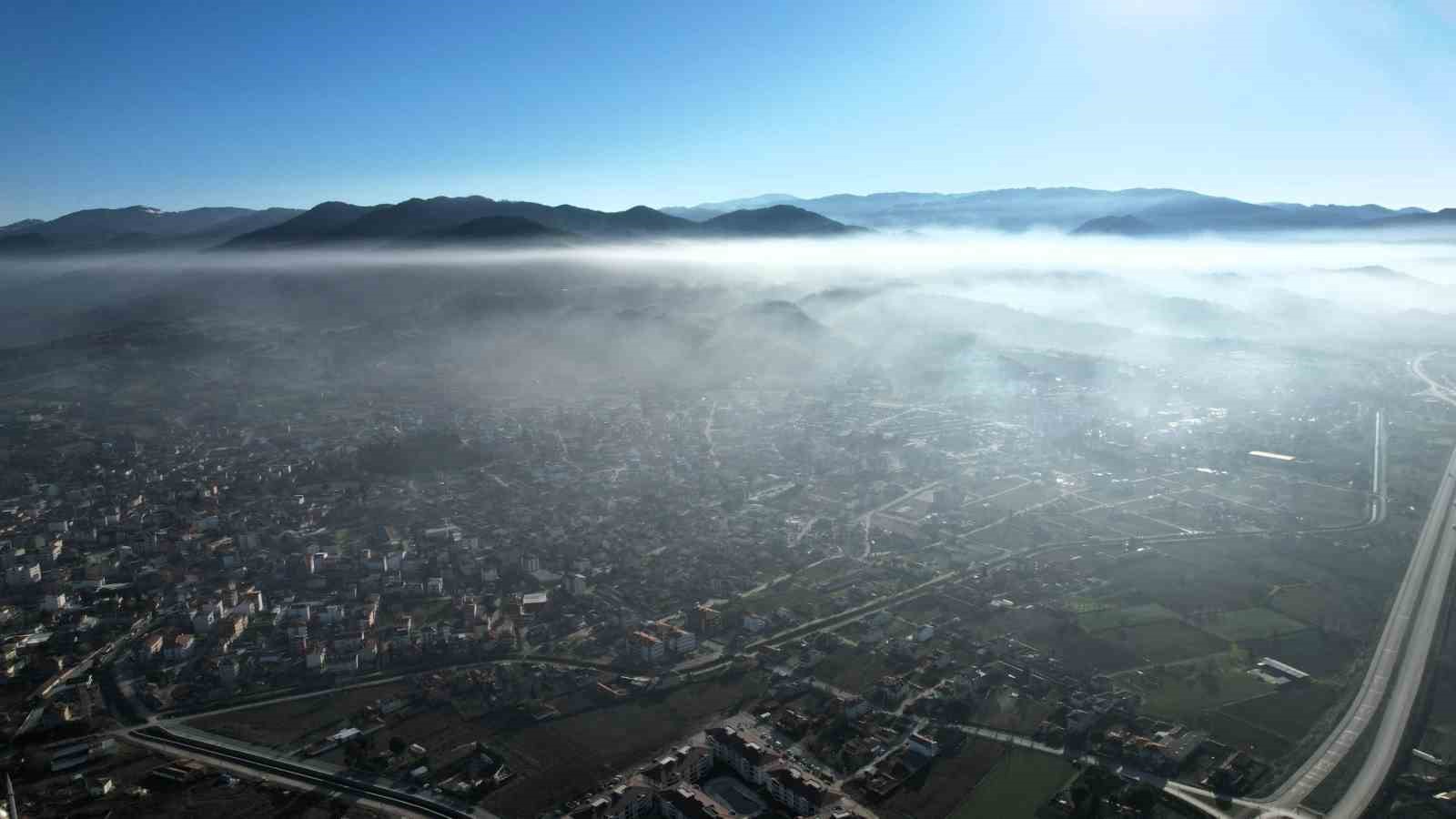 Balıkesir’in Sındırgı ilçesinde etkili olan sis, kartpostallık manzaralar oluşturdu. Sis