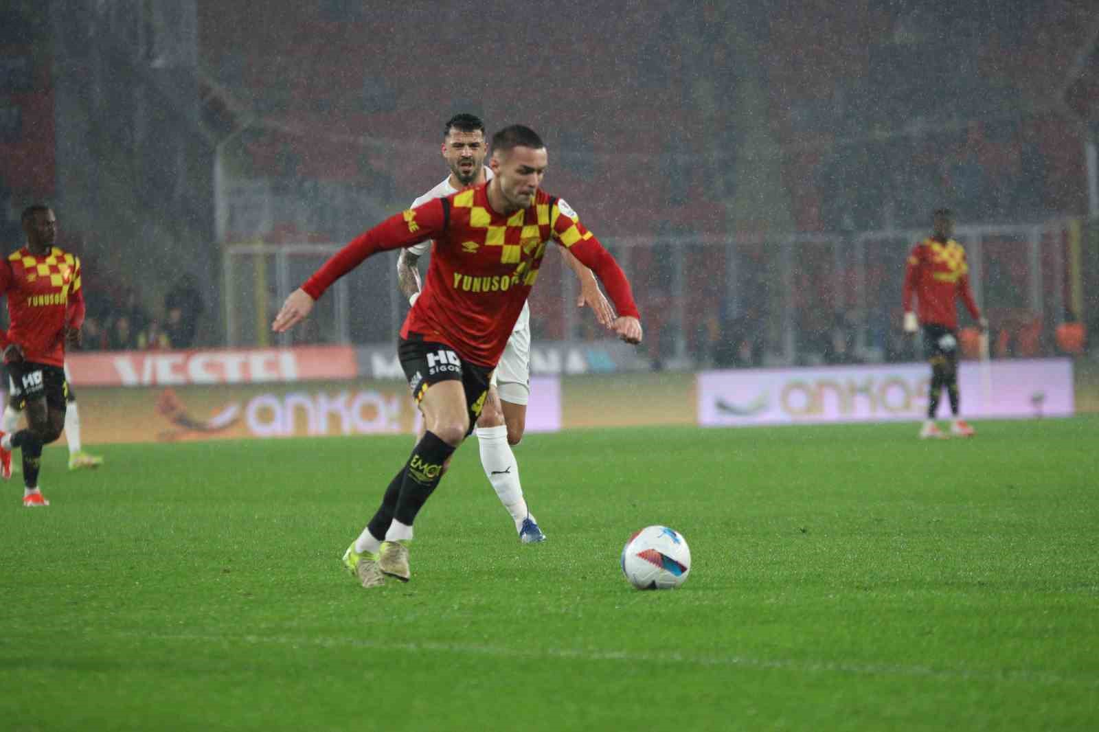 Trendyol Süper Lig’in 19. haftasında Göztepe, sahasında Kasımpaşa’yı 5-0 mağlup