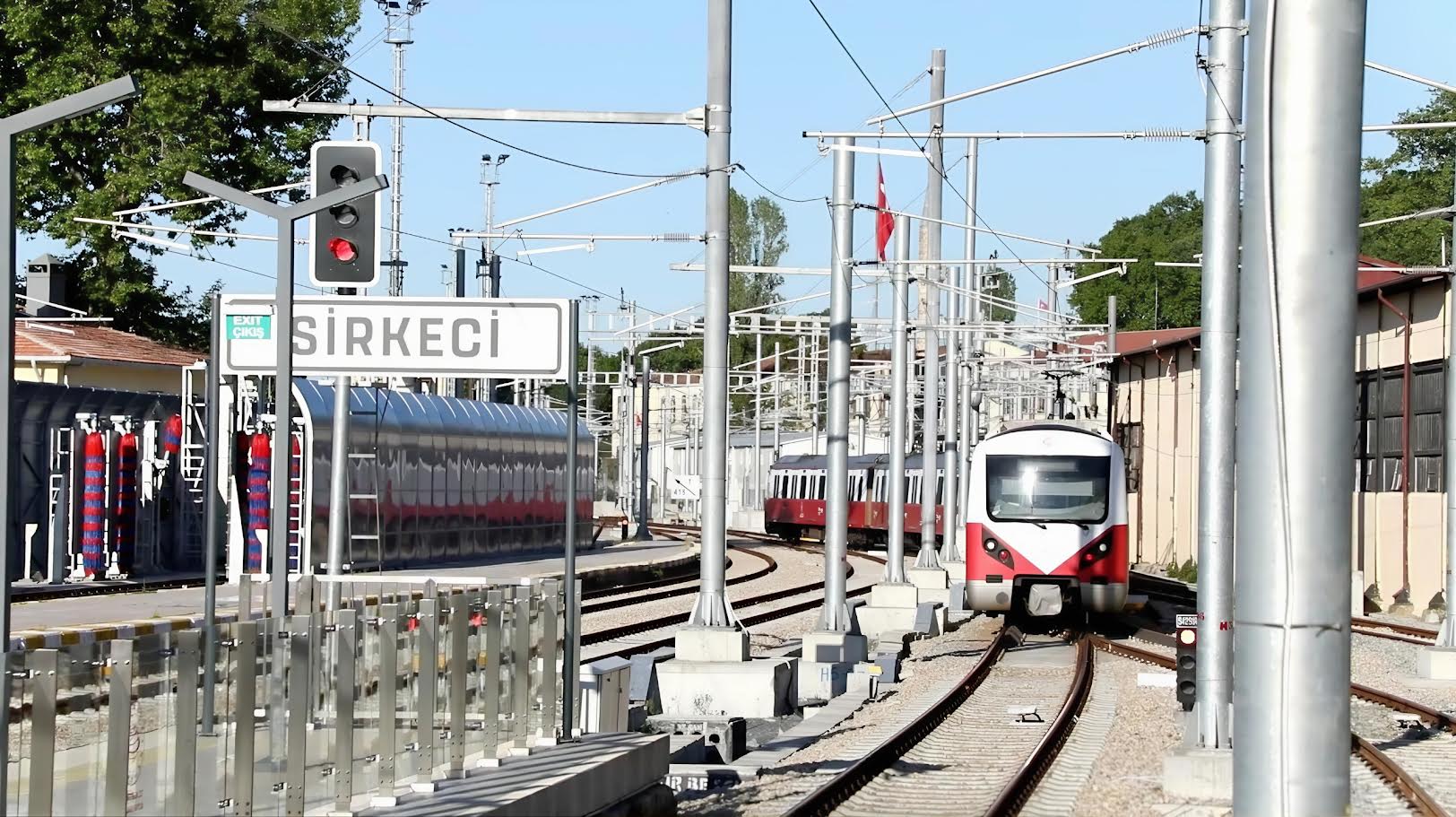 TARİHİ HAT 3,7 MİLYON YOLCU TAŞIDI Ulaştırma ve Altyapı Bakanı Abdulkadir Uraloğlu, İstanbul’un tarihi merkezlerinden geçen