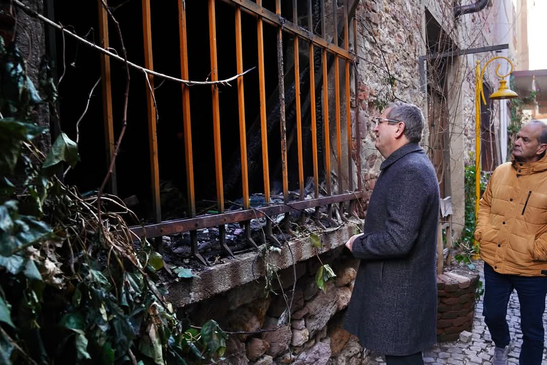 Yangın alanını ziyaret eden, bina sahipler ve sanatçılarla bir araya