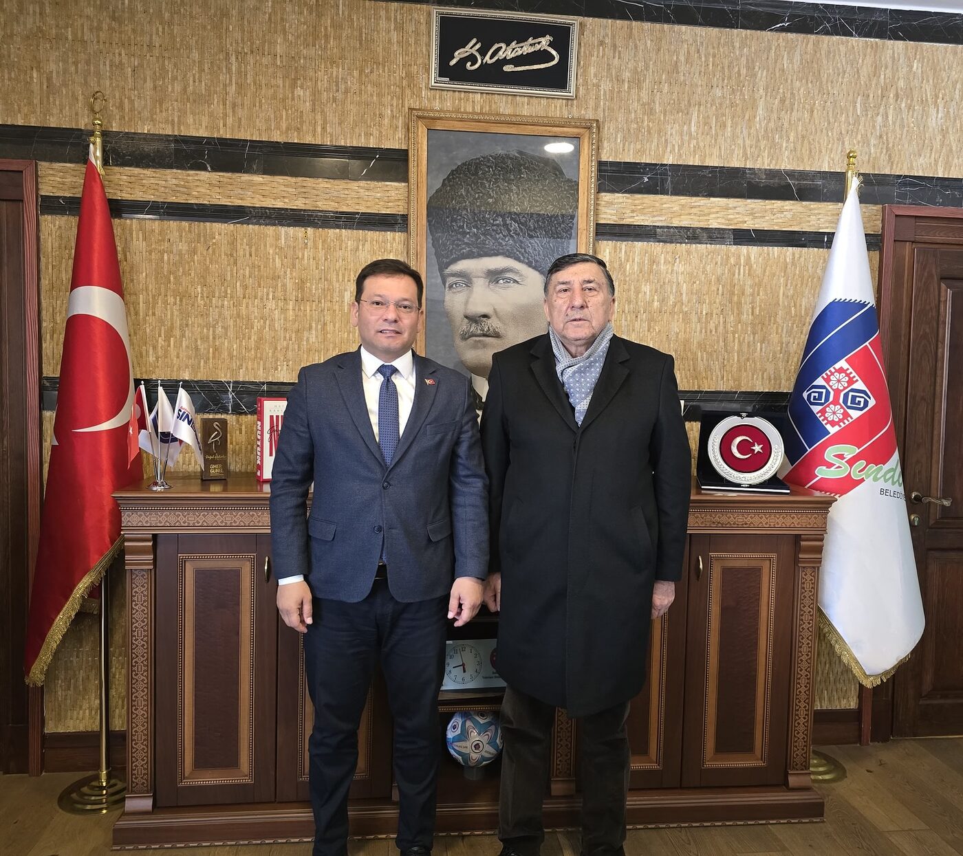 SERKAN SAK, MEHMET ÇETİN’İ AĞIRLADI Sındırgı Belediye Başkanı Serkan Sak, Balıkesir Ticaret Borsası Başkanı Mehmet