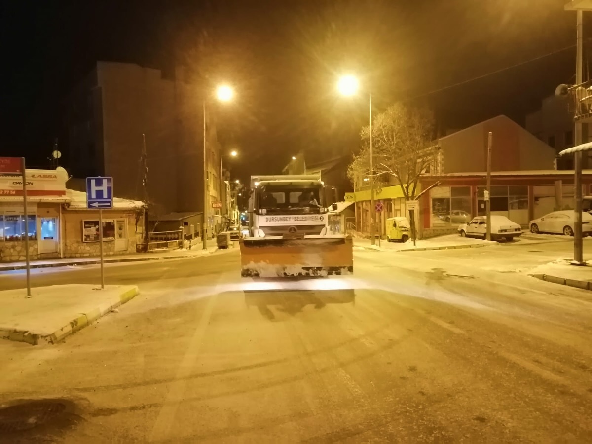 Dursunbey Belediyesi ekipleri, yoğun kar yağışı sesebiyle çalışmalarını aralıksız sürdürüyor
