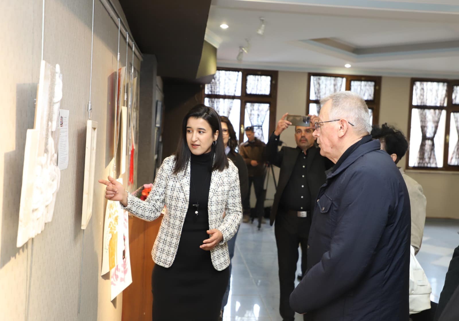 Gönen Belediyesi Konferans Salonu'nda, Artemea Sanat Topluluğu'nun sanat sergisi açıldı
