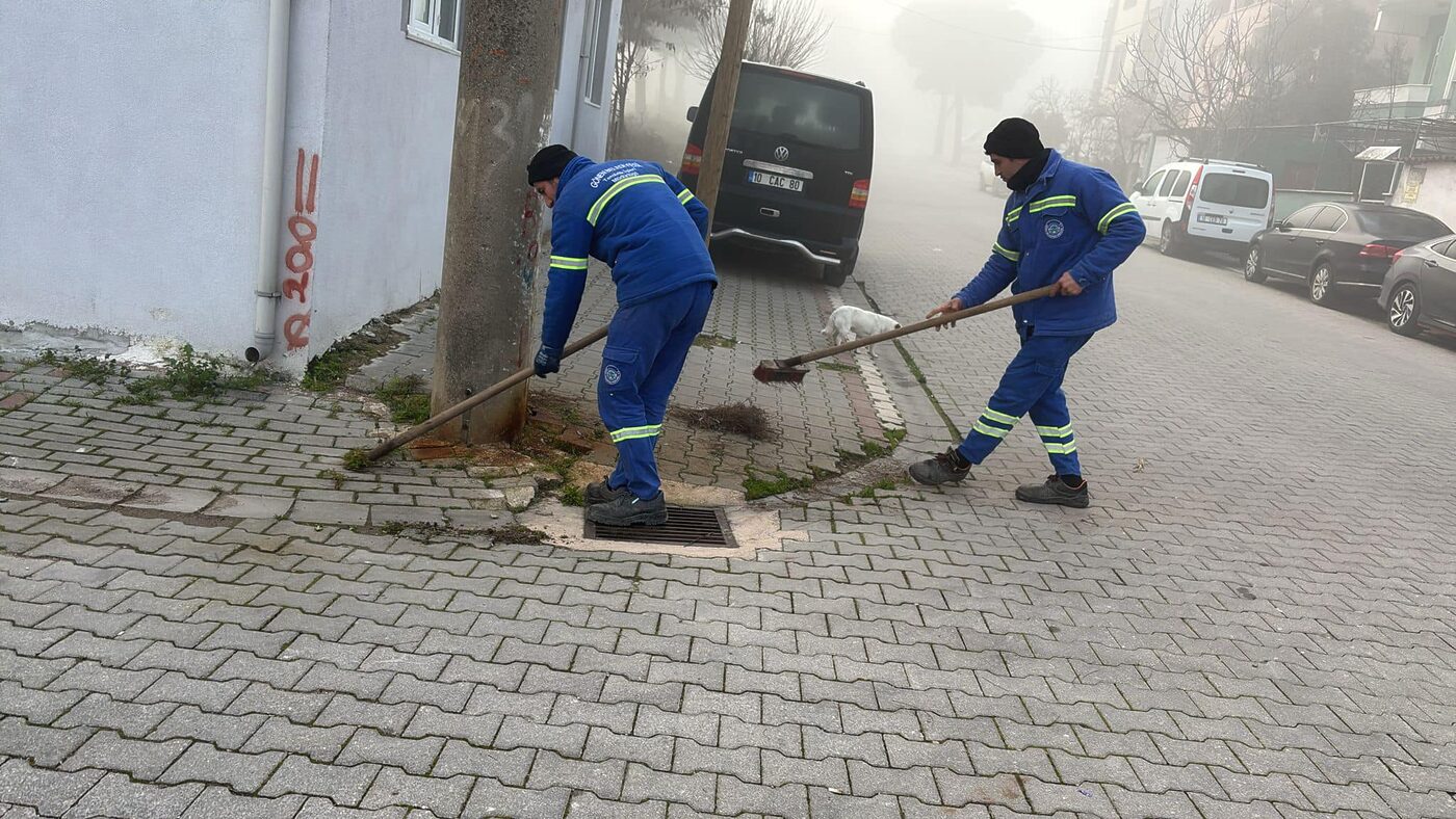 Gönen Belediyesi, temizlik ve altayapı çalışmaları kapsamında ilçe merkezinde ve