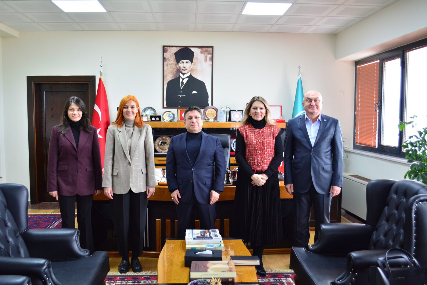 Balıkesir İş Kadınları Derneği Başkanı Oya Çolak ve beraberindeki heyet,