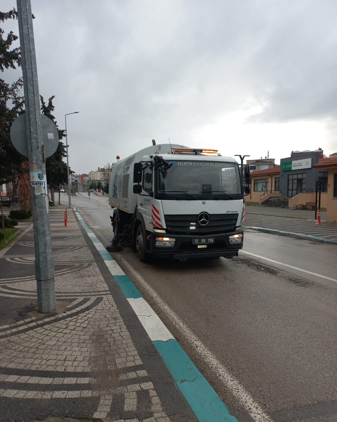 Susurluk Belediyesi ekipleri, vatandaşların sağlığı için ilçenin sokaklarında temizlik çalışmaları