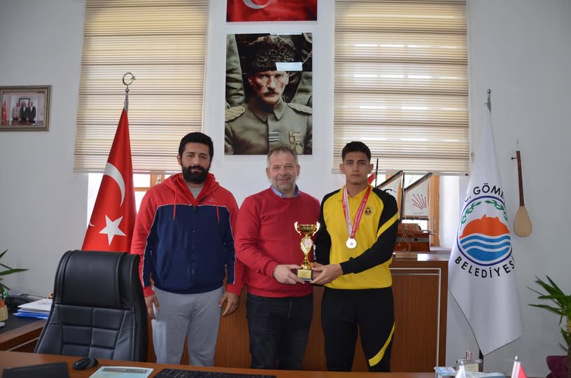 Gömeç Belediyespor güreşçisi Mahmut Eren Çapkın, grekomen stilde Balıkesir birinciliği