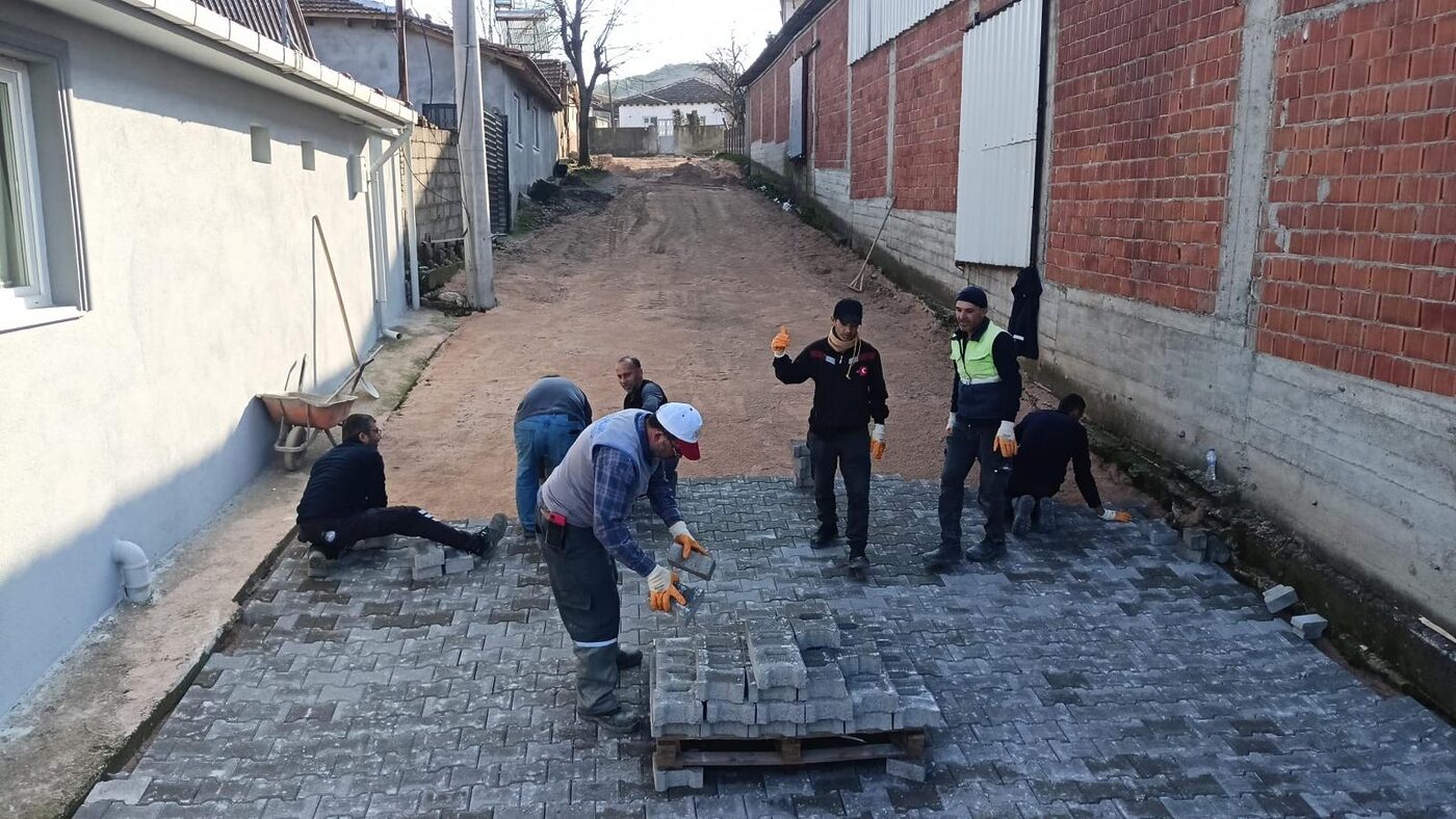 Susurluk Dereköy Mahallesi'nde  devam eden yol çalışmaları, ekipler tarafından