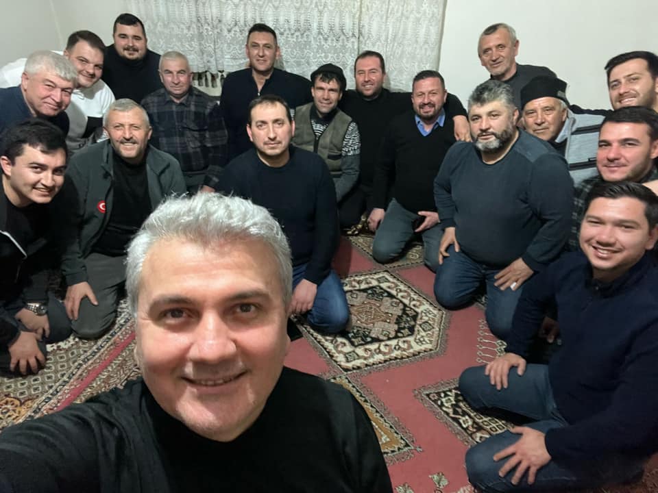 AK Parti Balıkesir Milletvekili Mustafa Canbey, Balıklı Mahallesi'nde vatandaşlarla bir