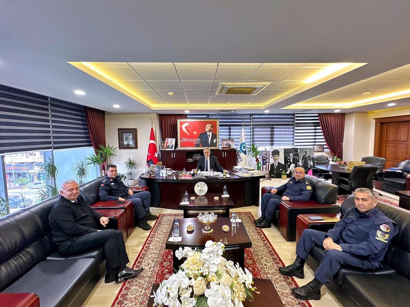 Bandırma Belediye Başkanı Dursun Mirza, ziyaretine gelen misafirlerini belediyede ağırladı
