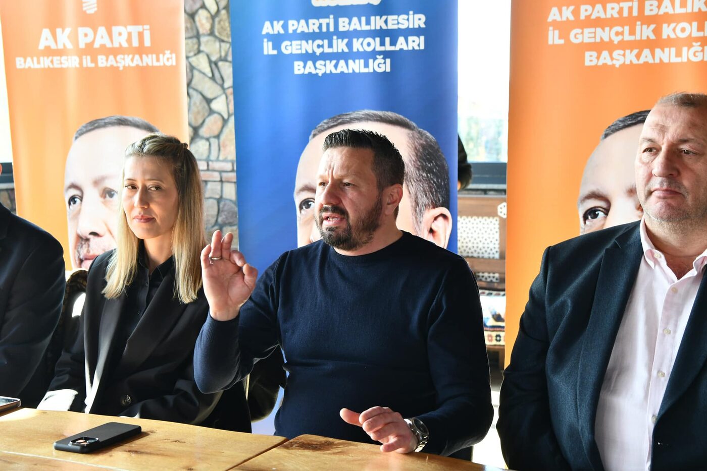 BAŞKAN AYDEMİR, GENÇLİK KOLLARININ EĞİTİM PROGRAMINA KATILDI AK Parti İl Başkanı Mehmet Aydemir, İl Gençlik Kolları Başkanlığı’nın