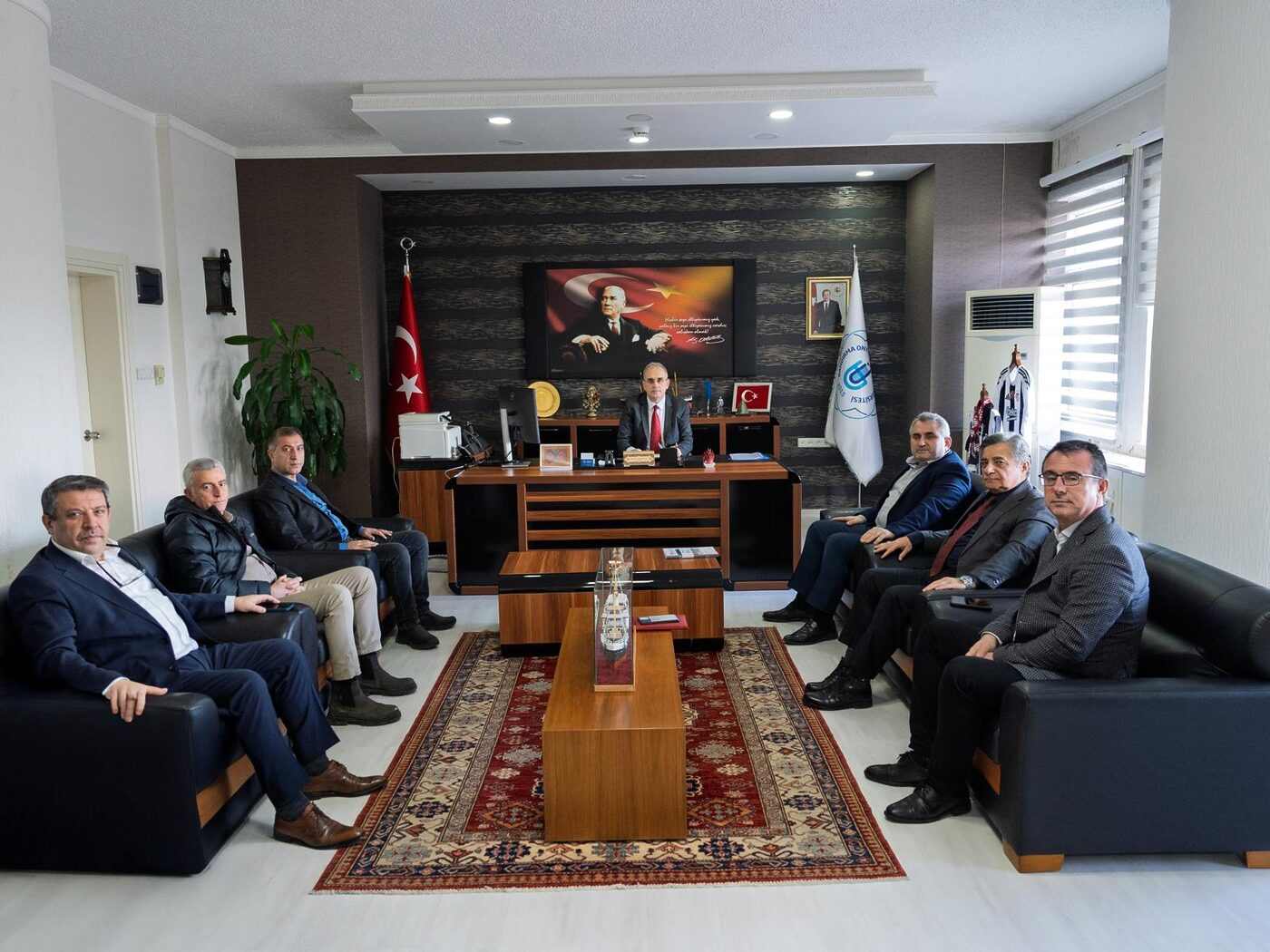 EĞİTİM BİR-SEN’DEN REKTÖR BOZ’A ZİYARET Eğitimciler Birliği Sendikası (Eğitim-Bir-Sen) Balıkesir 2 No’lu Şube Başkanı Prof.