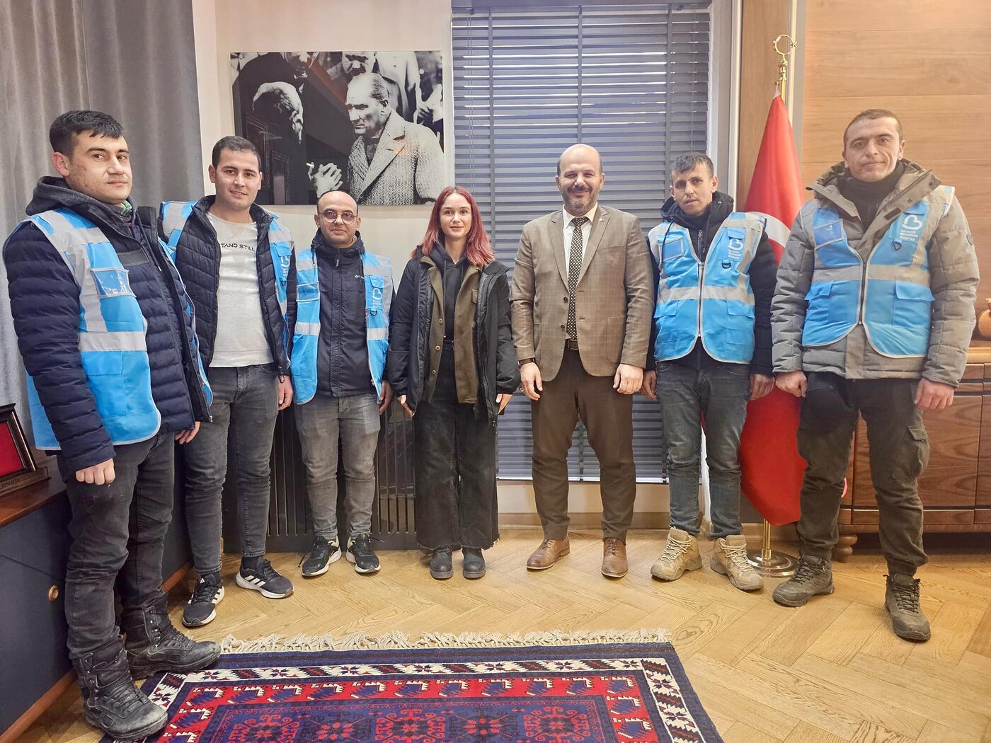 İvrindi ilaçlama ekibi, İvrindi Belediye Başkanı Önder Lapanta'yı belediyede ziyaret
