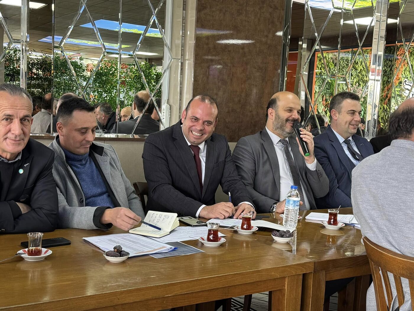 İvrindi Belediye Başkanı Önder Lapanta, ilçedeki muhtarlarla bir araya geldi
