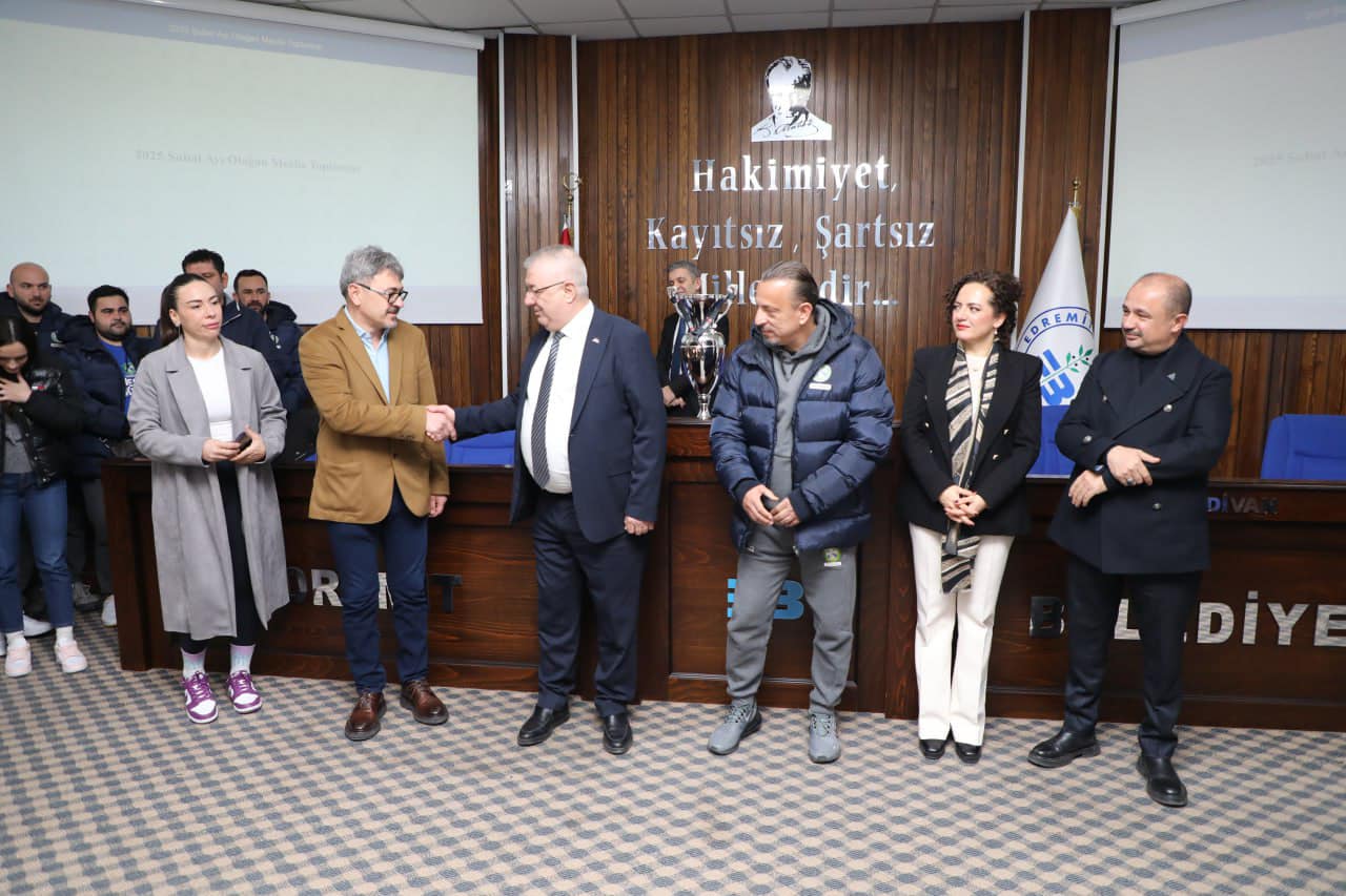 Edremit Belediye Başkanı Mehmet Ertaş, ING Kadınlar Federasyon Kupası’nı alan