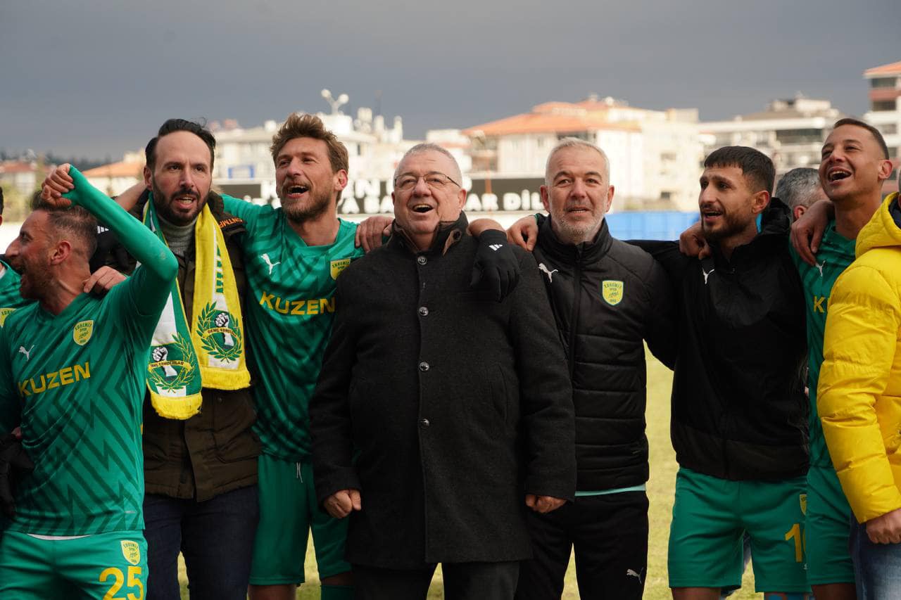 Edremit Belediye Başkanı Mehmet Ertaş, galibiyetinden dolayı 1966 Edremitspor’u kutladı
