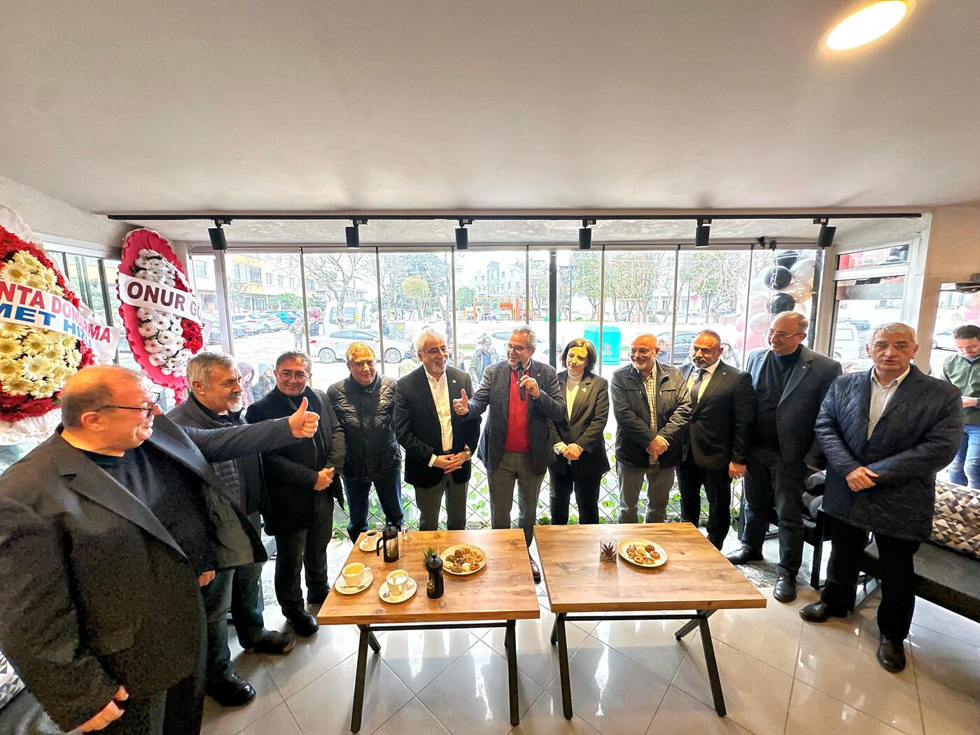 Bandırma Belediye Başkanı Dursun Mirza, Roma Cafe’nin açılışını gerçekleştirdi

