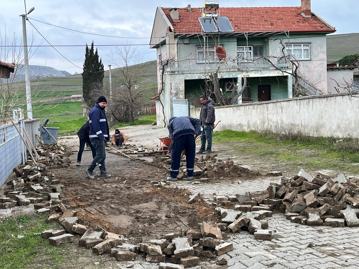 Bigadiç Belediyesi ekipleri, ilçede yol çalışmalarını ara vermeden sürdürüyor
