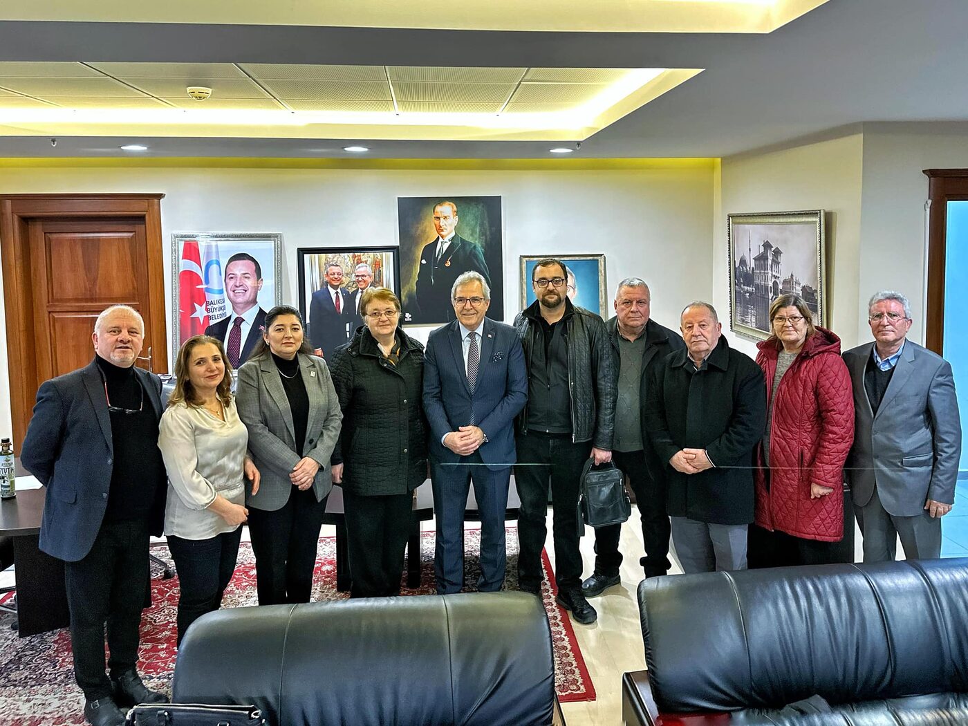 Bandırma Belediye Başkanı Dursun Mirza, ziyaretine gelen misafirlerini belediyede ağırladı
