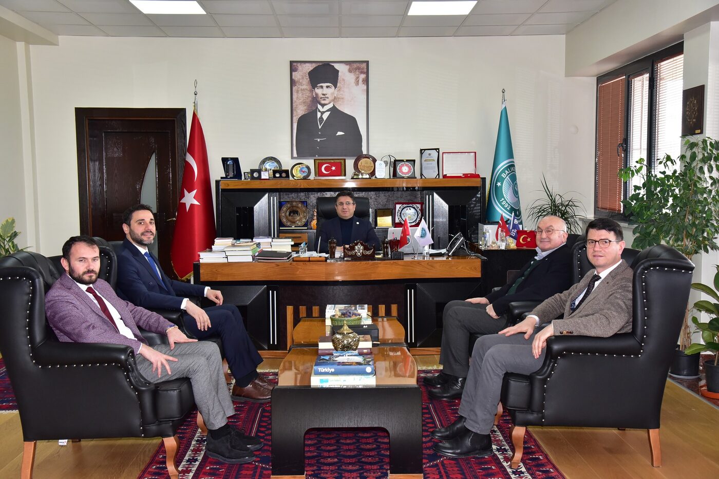 REKTÖR OĞURLU’YA ZİYARET Balıkesir Vakıflar Bölge Müdürü Mikail Akıllı beraberindeki heyetle birlikte, Balıkesir