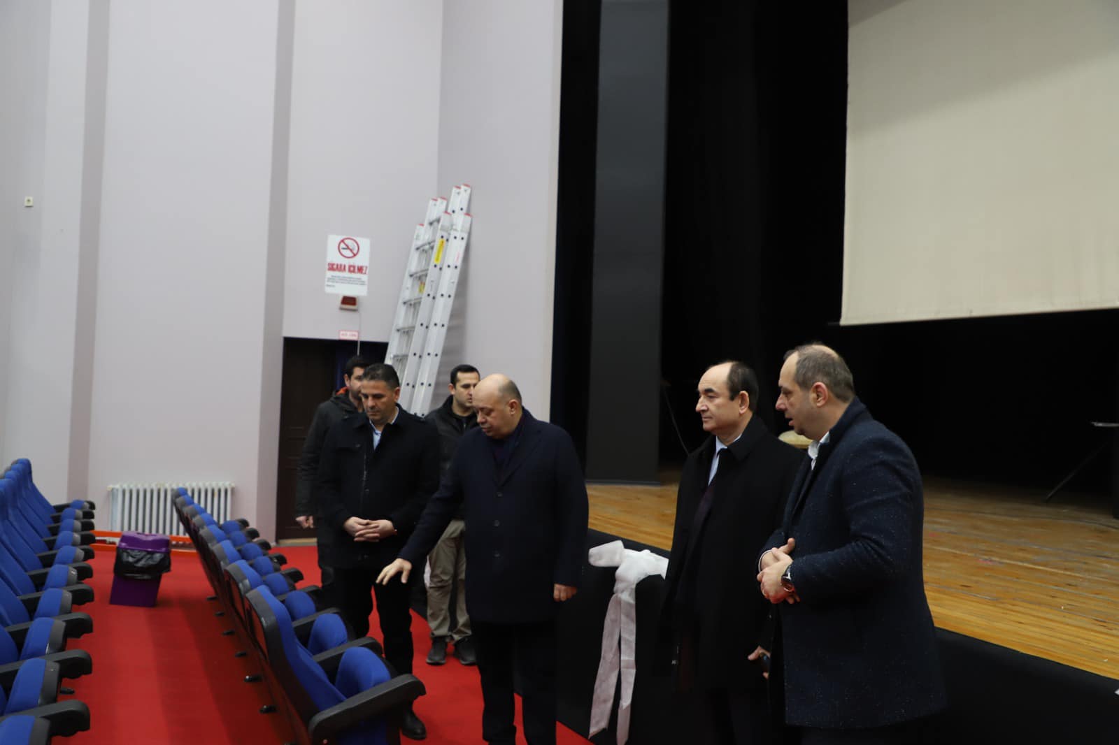 Gönen Belediyesi'nin konferans salonunda yenileme çalışmaları başladı
