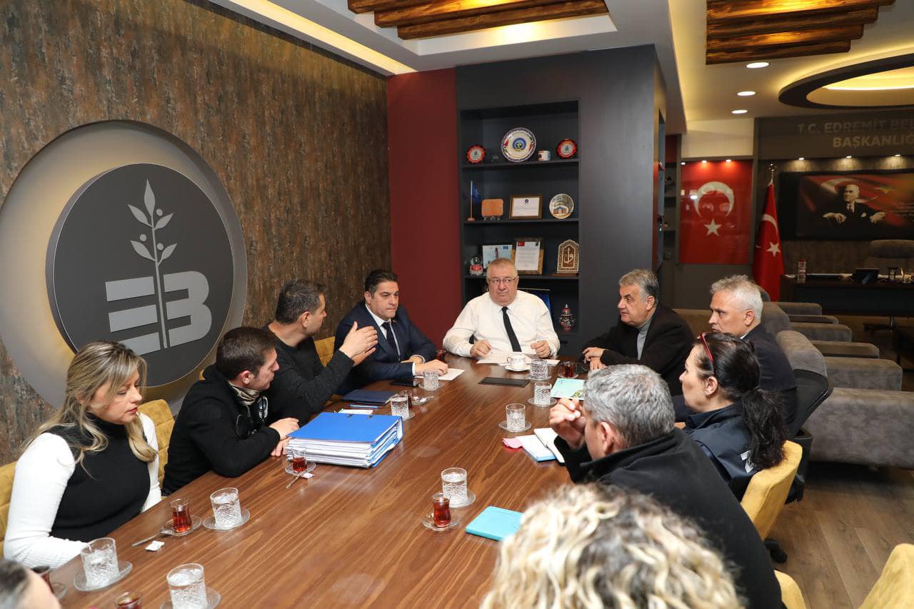 Edremit Belediye Başkanı Mehmet Ertaş, güne zabıta ekipleriyle toplantı yaparak