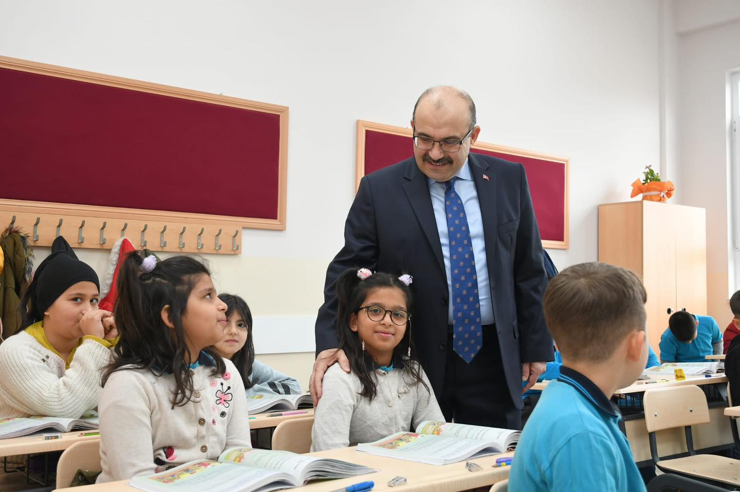 Vali İsmail Ustaoğlu, Altıeylül ilçesinde bulunan Naim Süleymanoğlu İlkokulu’nu ziyaret