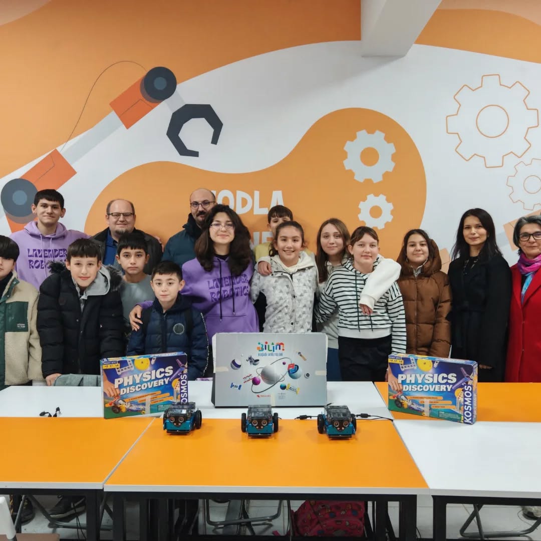 SINDIRGI’DA ÖĞRENCİLERE TEMEL EĞİTİM Sındırgı Belediyesi tarafından ilkokul ve ortaokul öğrencilerine STEM+ Robotik kapsamlı