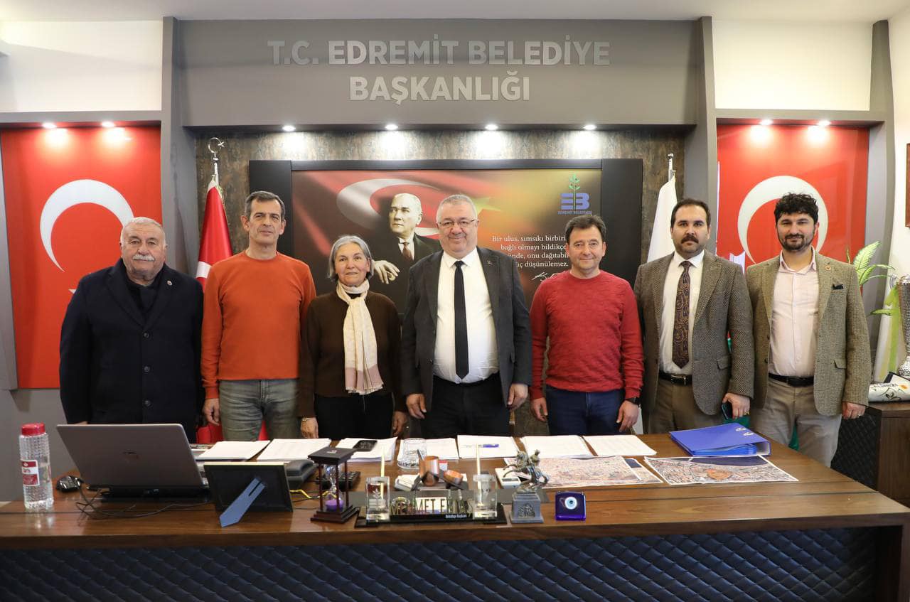 Edremit Belediye Başkanı Mehmet Ertaş, ilkokul öğretmeni Emine Süheyla Günal'ı