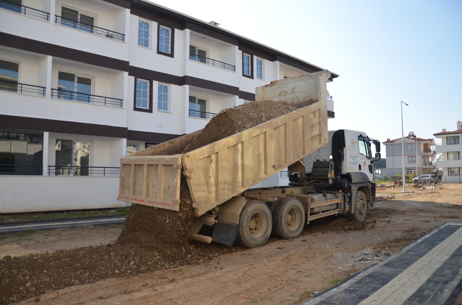YOL TAMİR VE ONARIM ÇALIŞMALARI DEVAM EDİYOR Gömeç Belediyesi ekipleri, ilçede yol tamir çalışmalarını aralıksız sürdürüyor...