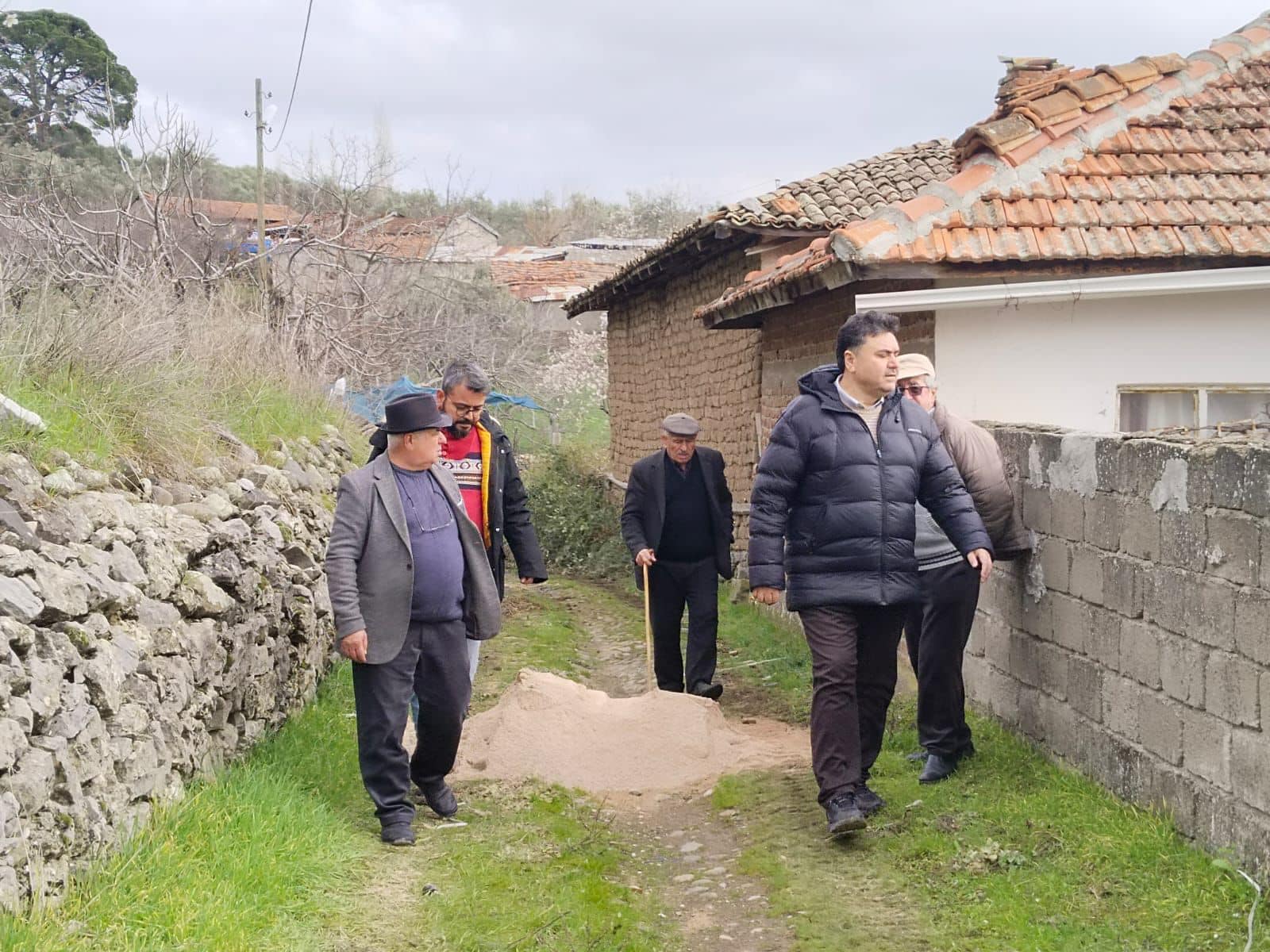 Havran Belediye Başkanı Emin Ersoy, kırsal mahallelerde devam eden yol