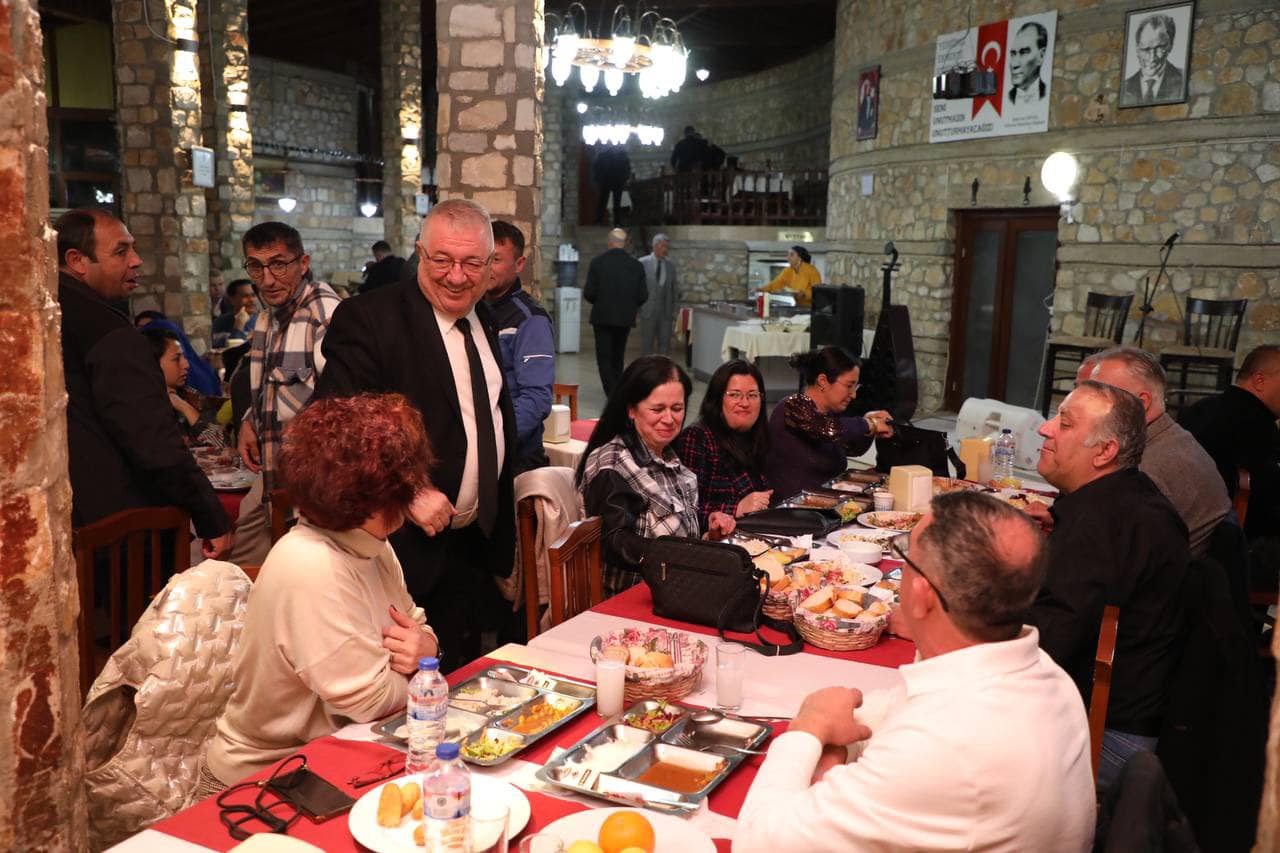 Edremit Belediye Başkanı Mehmet Ertaş, belediyeden emekli olan personelle yemekte