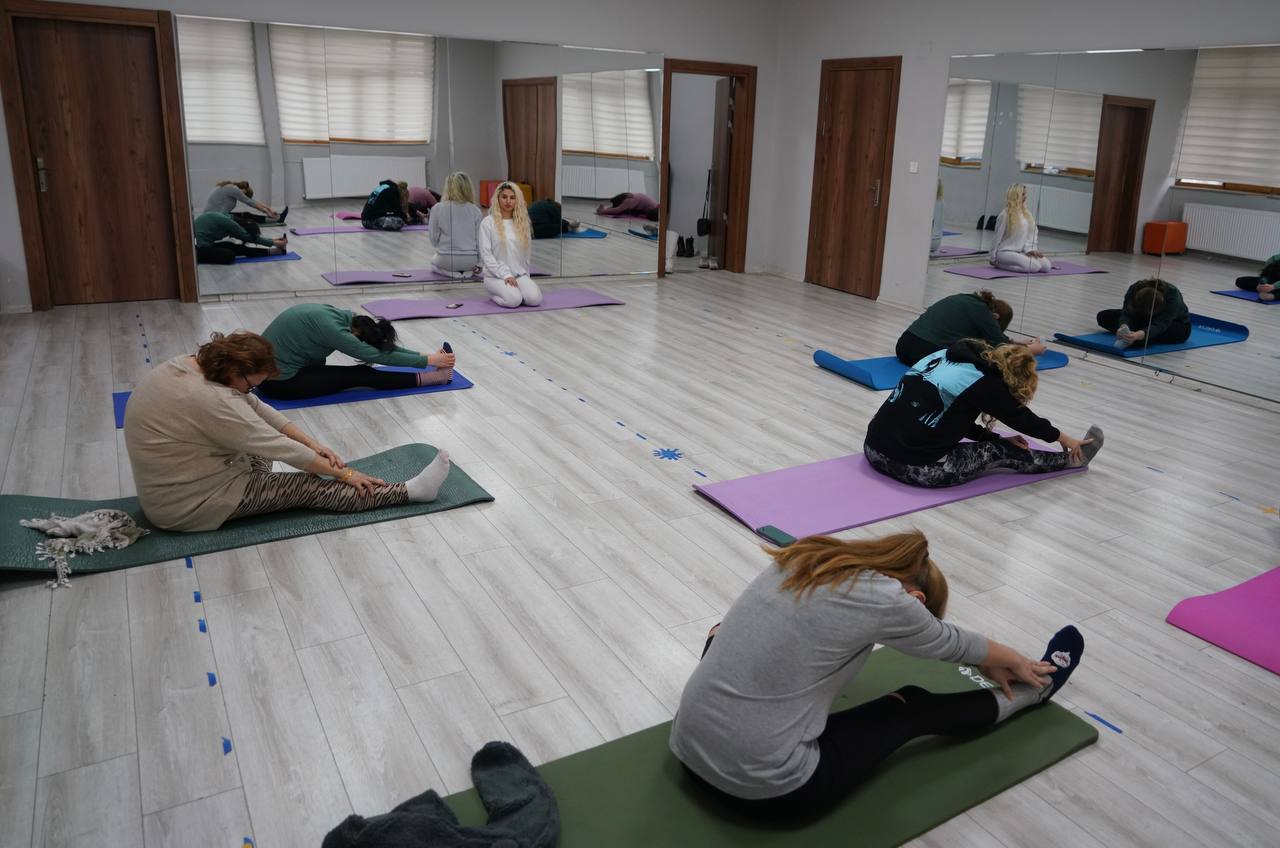 Edremit Belediyesi'nin düzenlediği yoga kursları aralıksız devam ediyor...
