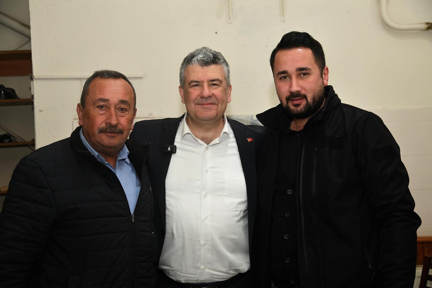 Karesi Belediye Başkanı Mesut Akbıyık, esnaflarla kahvaltı yaparak güne başladı
