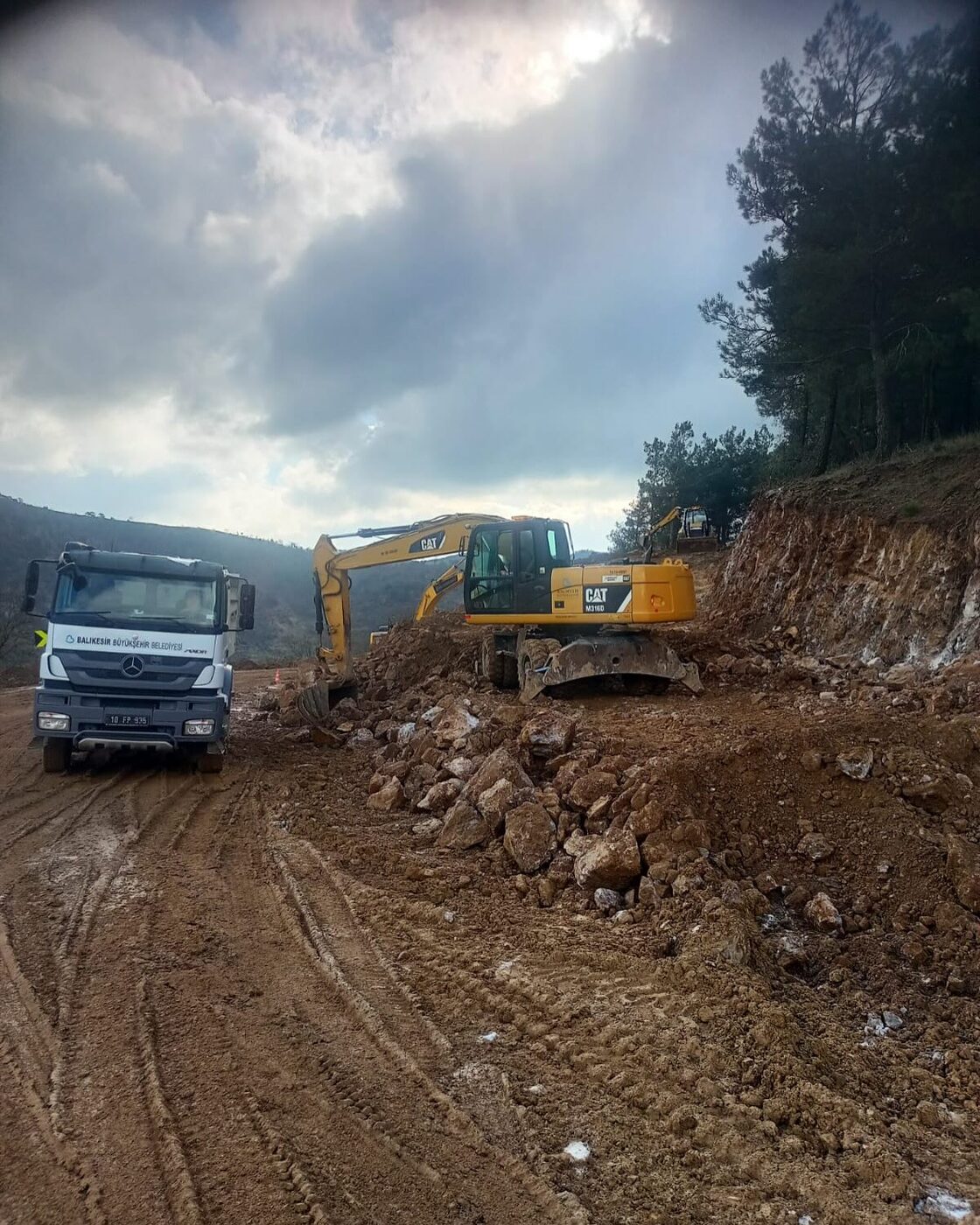 Balya Belediyesi ve Büyükşehir Belediyesi, ilçede yol yapım çalışmalarına başladı
