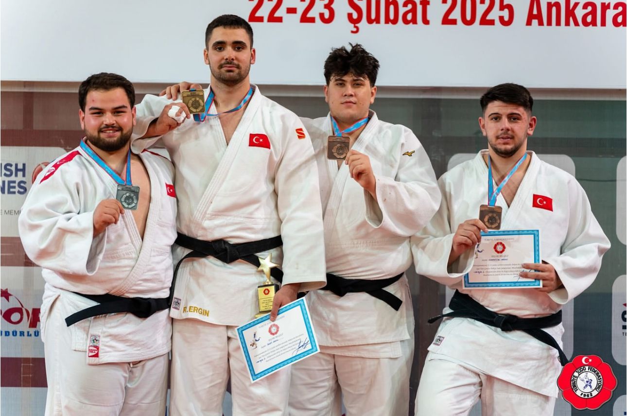 Balıkesir Üniversitesi öğrencileri judoda tarihi bir başarıya imza attı.