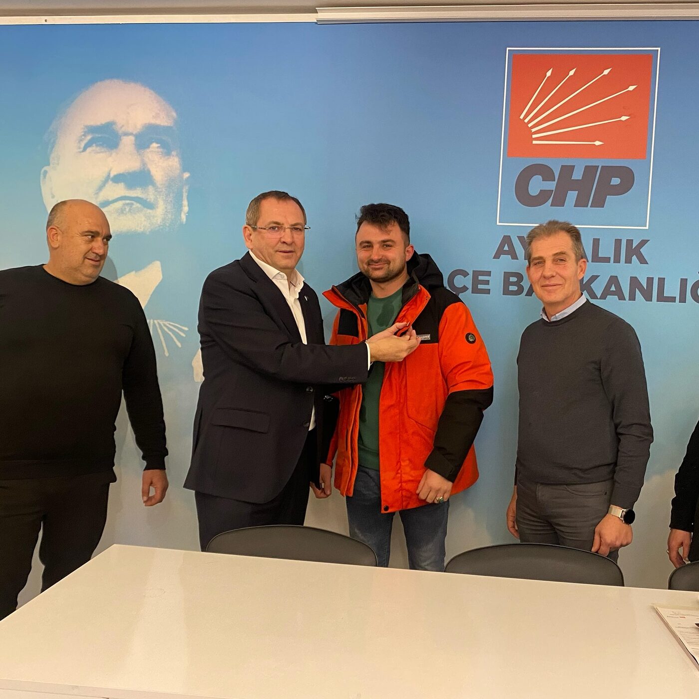 Ayvalık Belediye Başkanı Mesut Ergin, CHP Ayvalık İlçe Başkanlığı'nı ziyaret