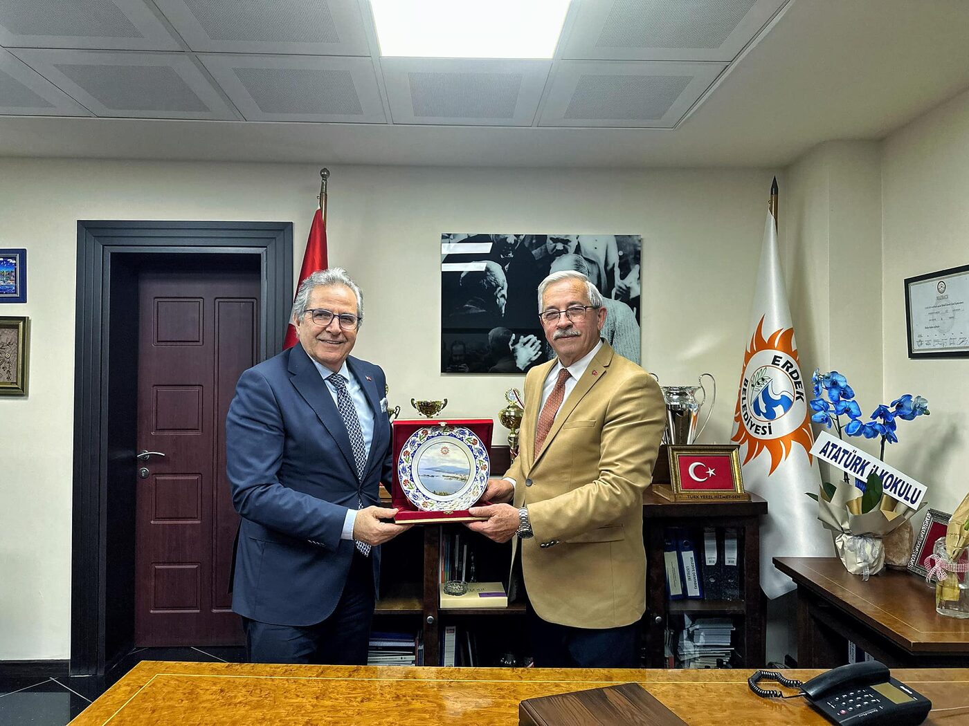 Bandırma Belediye Başkanı Dursun Mirza, Erdek Belediye Başkanı Burhan Karışık'ı