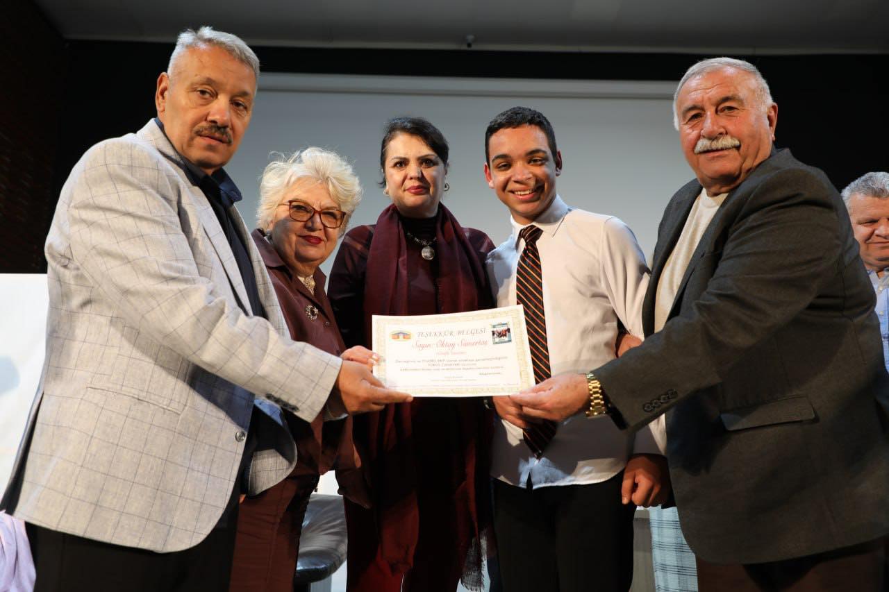 Edremit Lisesi Mezunlar Derneği ve Tiyatro Ekibi tarafından sahneye konulan,