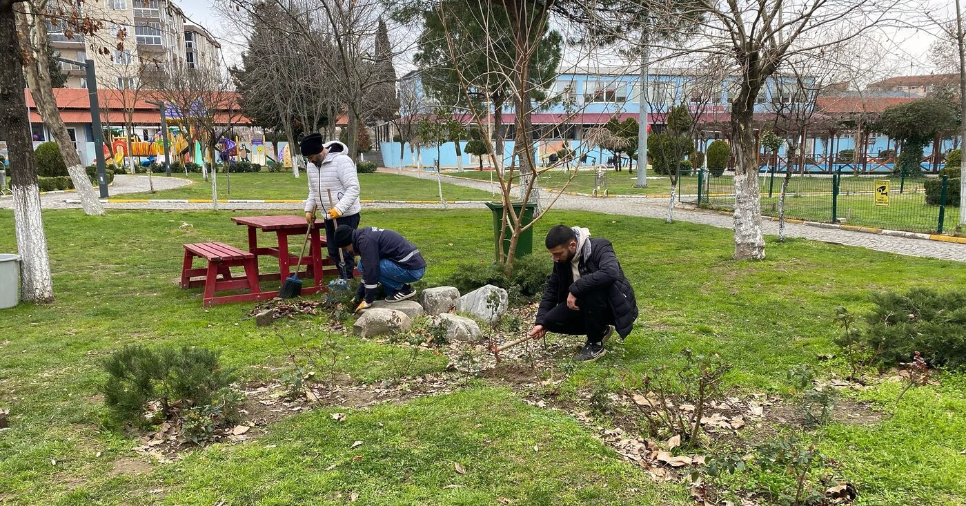 Susurluk Belediyesi ekipleri, ilçede yeşil alan çalışmalarını aralıksız sürdürüyor
