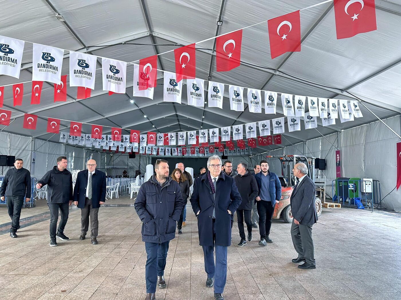 Bandırma Belediye Başkanı Dursun Mirza, ilçede kurulan iftar çadırında incelemelerde