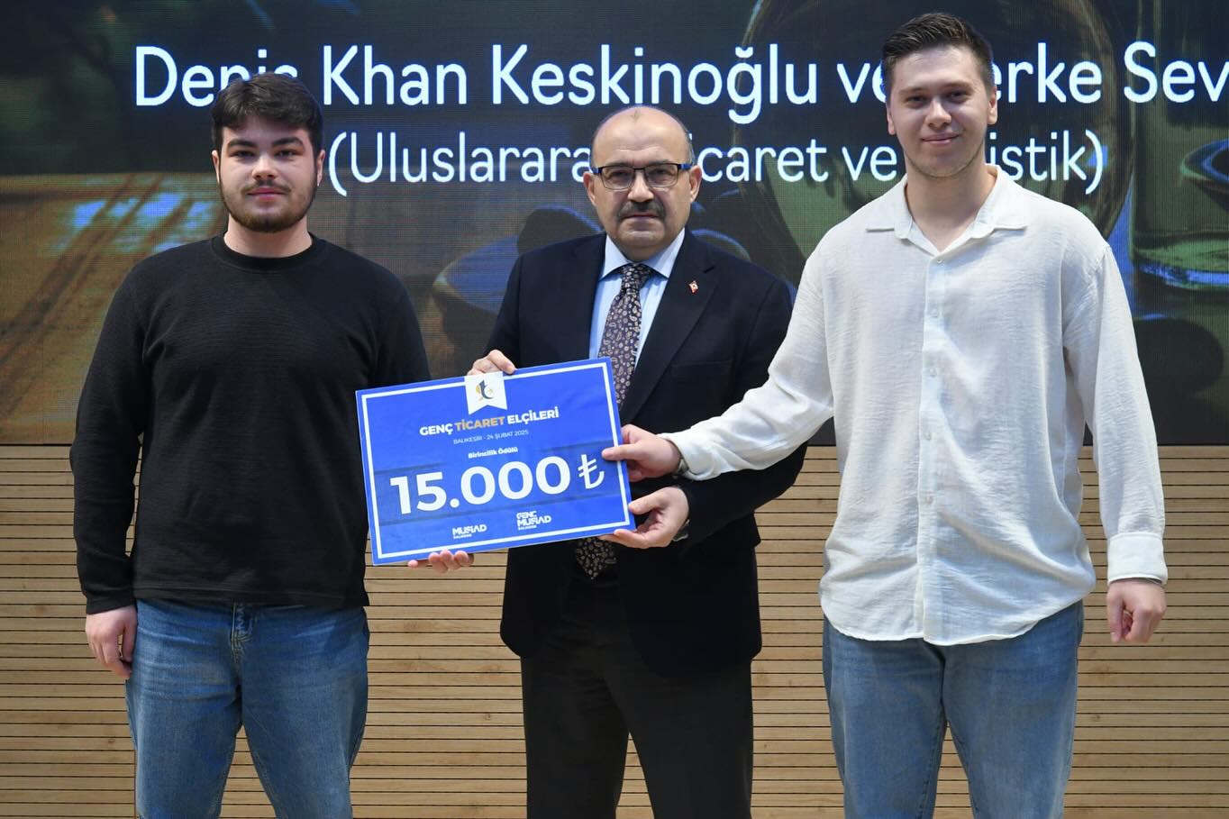 Balıkesir Valisi İsmail Ustaoğlu, Genç Ticaret Elçileri Ödül Töreni’ne katıldı