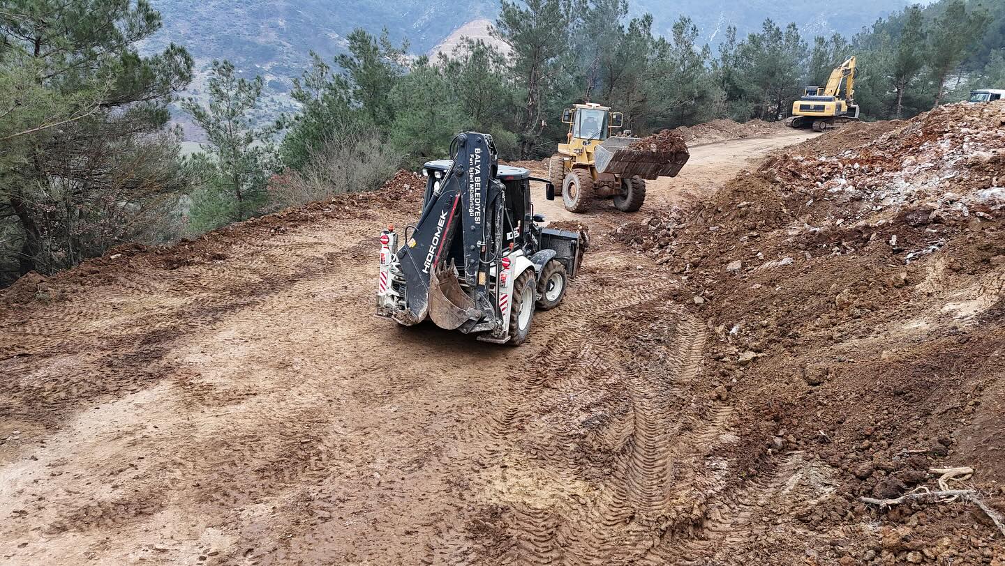 Balya Belediyesi ekipleri, ilçede yol çalşmalarını aralıksız devam ettiriyor
