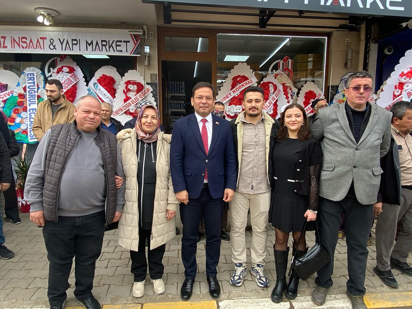 Sındırgı Belediye Başkanı Serkan Sak, ilçede hizmete giren Filiz İnşaat